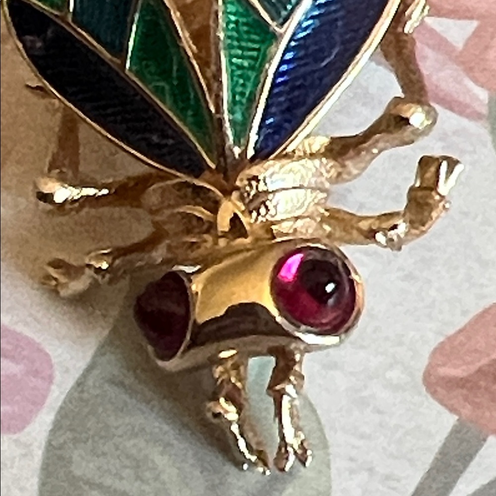BOUCHER Signed Enameled Lifelike Bee Brooch w/Purple Paste Glass Cabachon Eyes - Picture 2 of 13